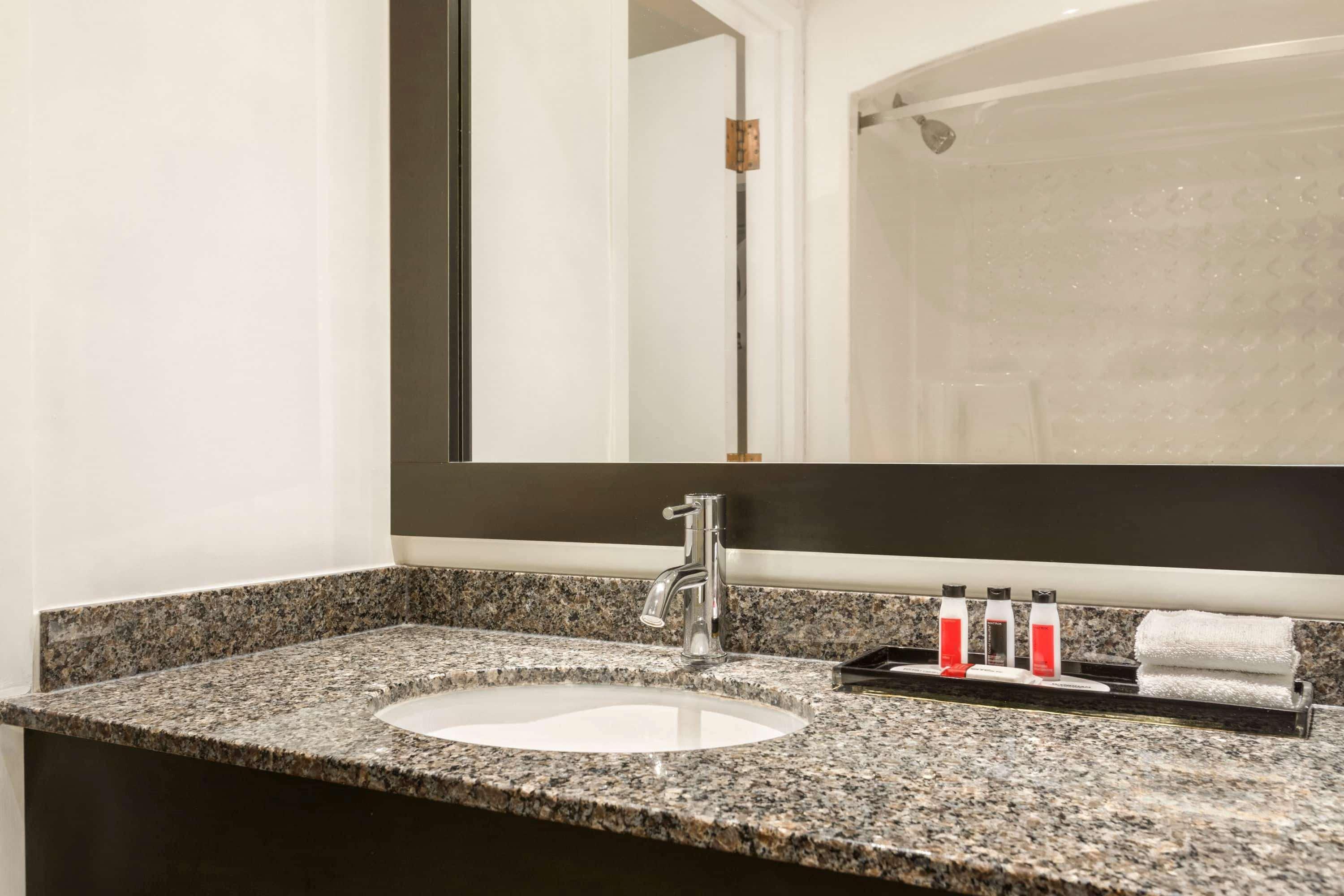 Travelodge Hotel By Wyndham Kingston Lasalle Esterno foto