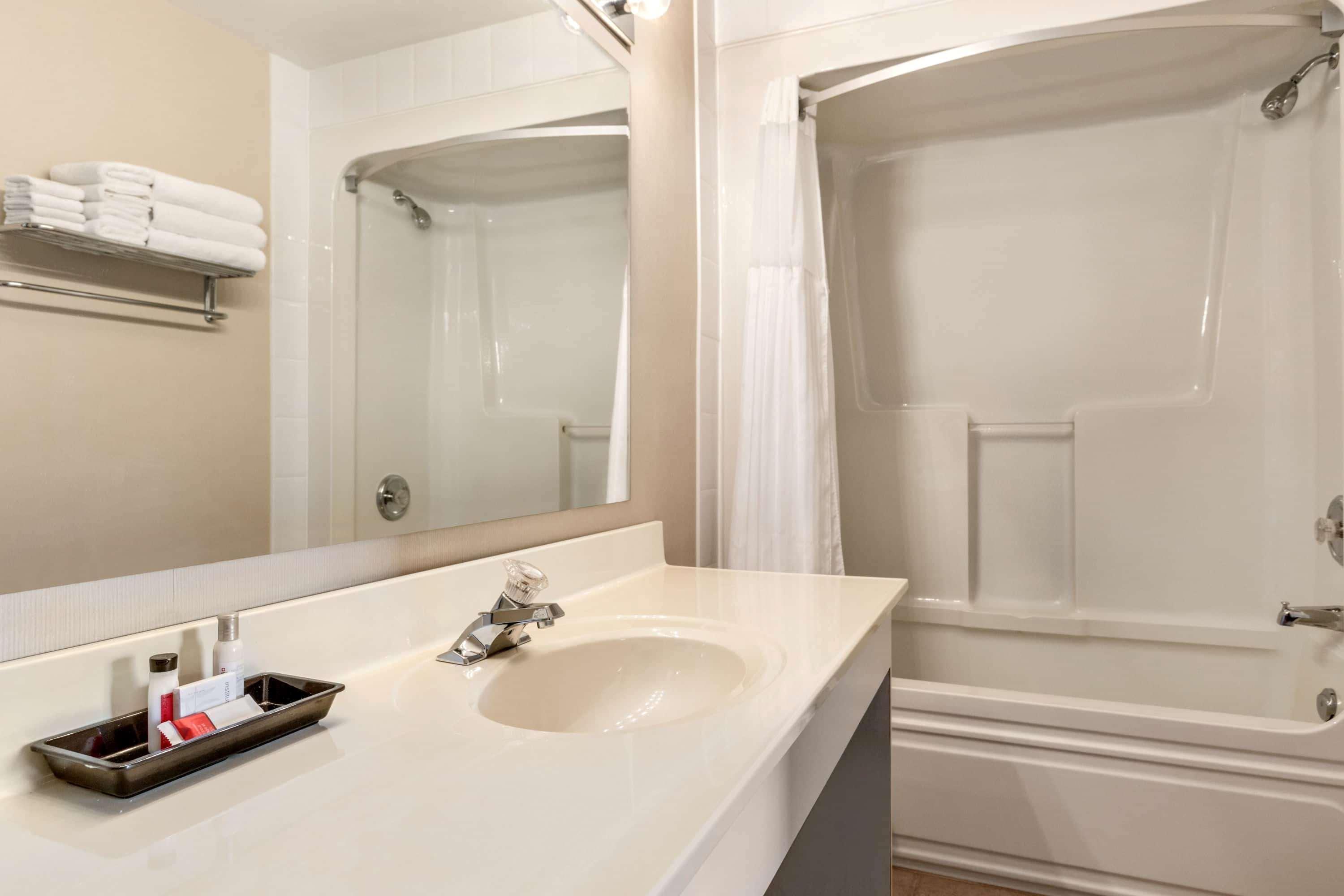 Travelodge Hotel By Wyndham Kingston Lasalle Esterno foto