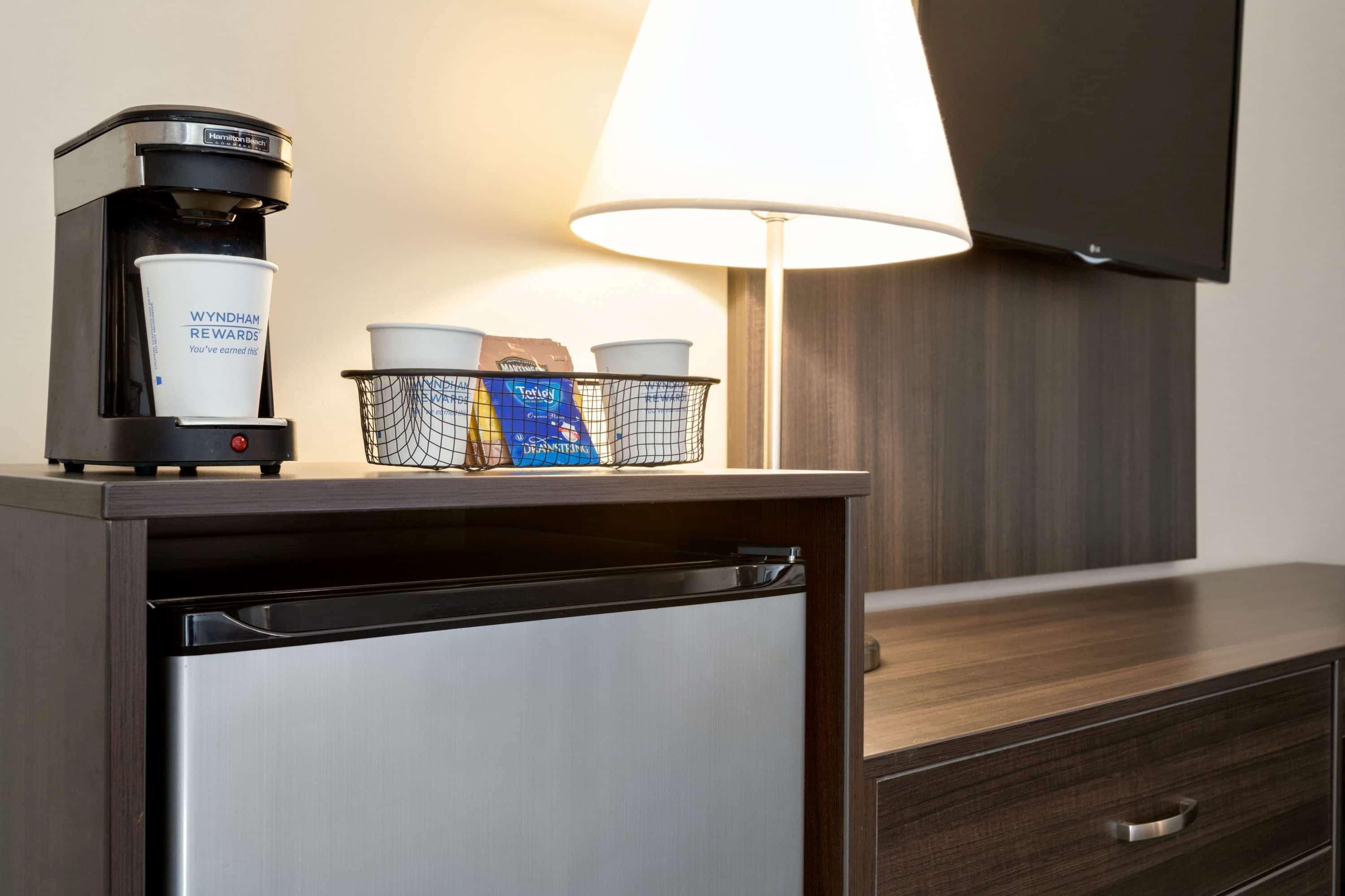 Travelodge Hotel By Wyndham Kingston Lasalle Esterno foto