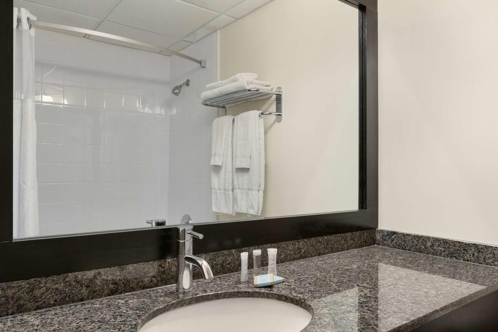 Travelodge Hotel By Wyndham Kingston Lasalle Esterno foto