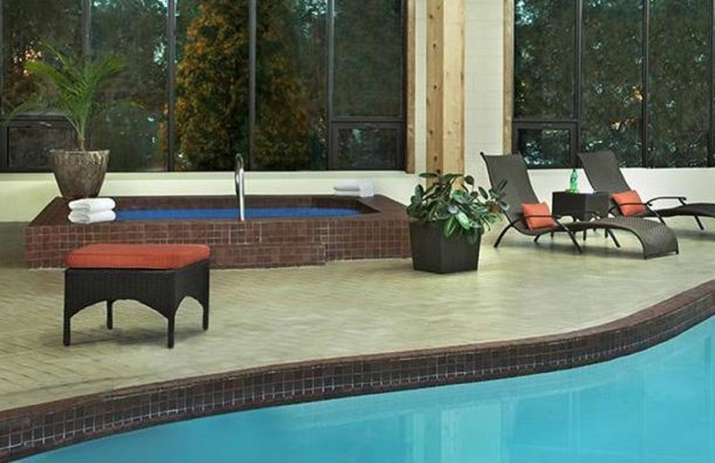 Travelodge Hotel By Wyndham Kingston Lasalle Esterno foto