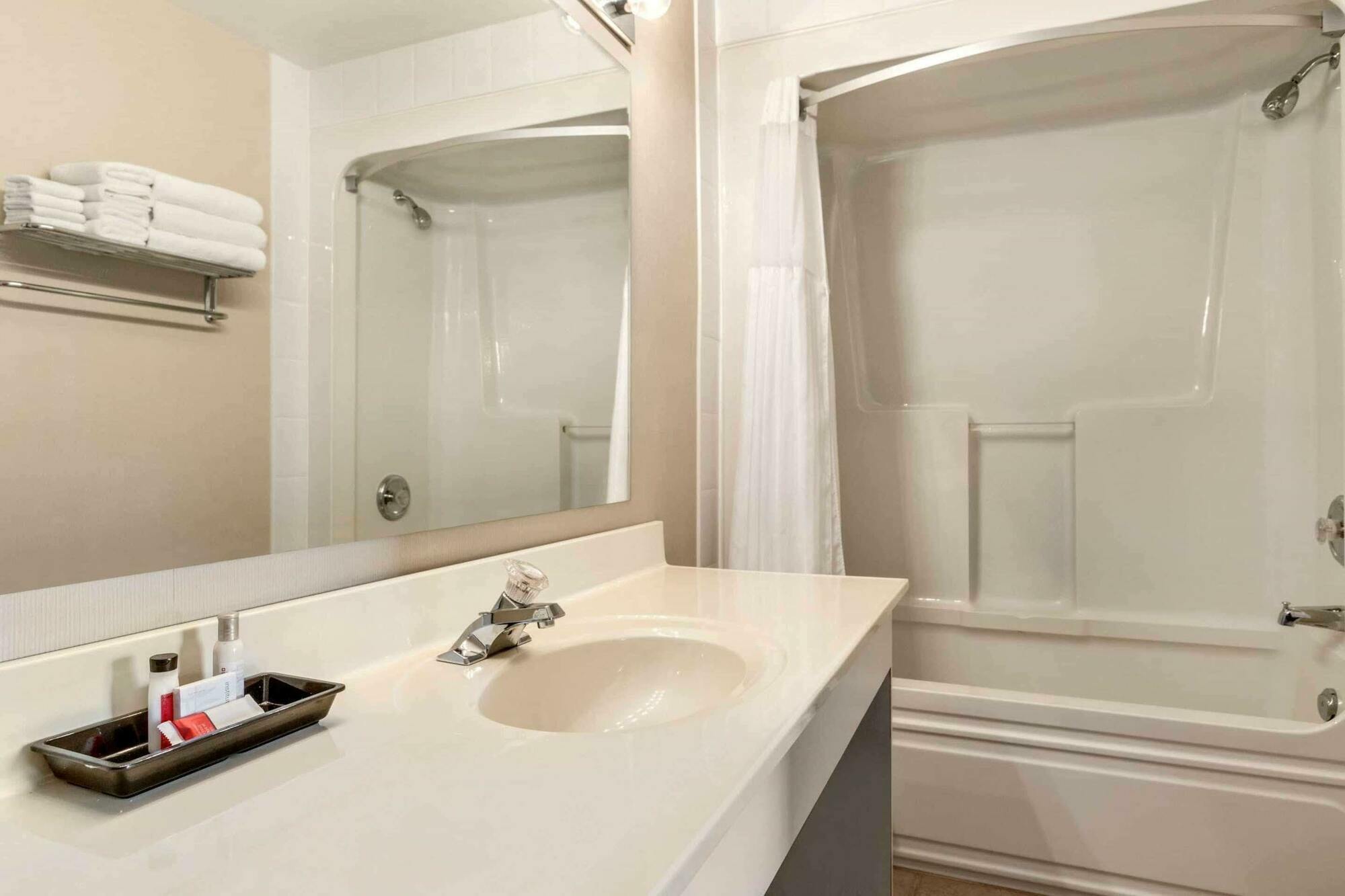 Travelodge Hotel By Wyndham Kingston Lasalle Esterno foto